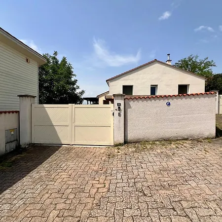 Nid D'amour En Auvergne Avec Piscine Casa de Férias