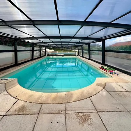 Casa de Férias Nid D'amour En Auvergne Avec Piscine *