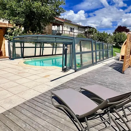 Casa de Férias Nid D'amour En Auvergne Avec Piscine